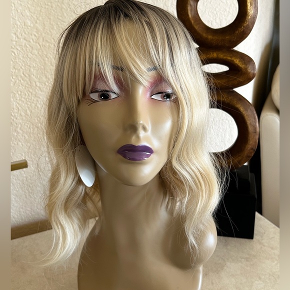 Blonde Ombre Wig Approx 13” Shoulder Length Combs and Hook Straps Closure NWT - Picture 5 of 11